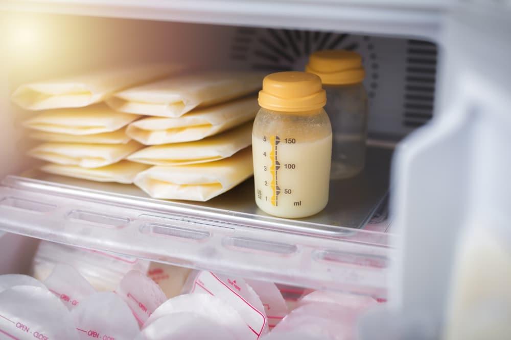 母乳保存冷凍or冷藏哪個好？退冰、加熱步驟做錯小心破壞營養素