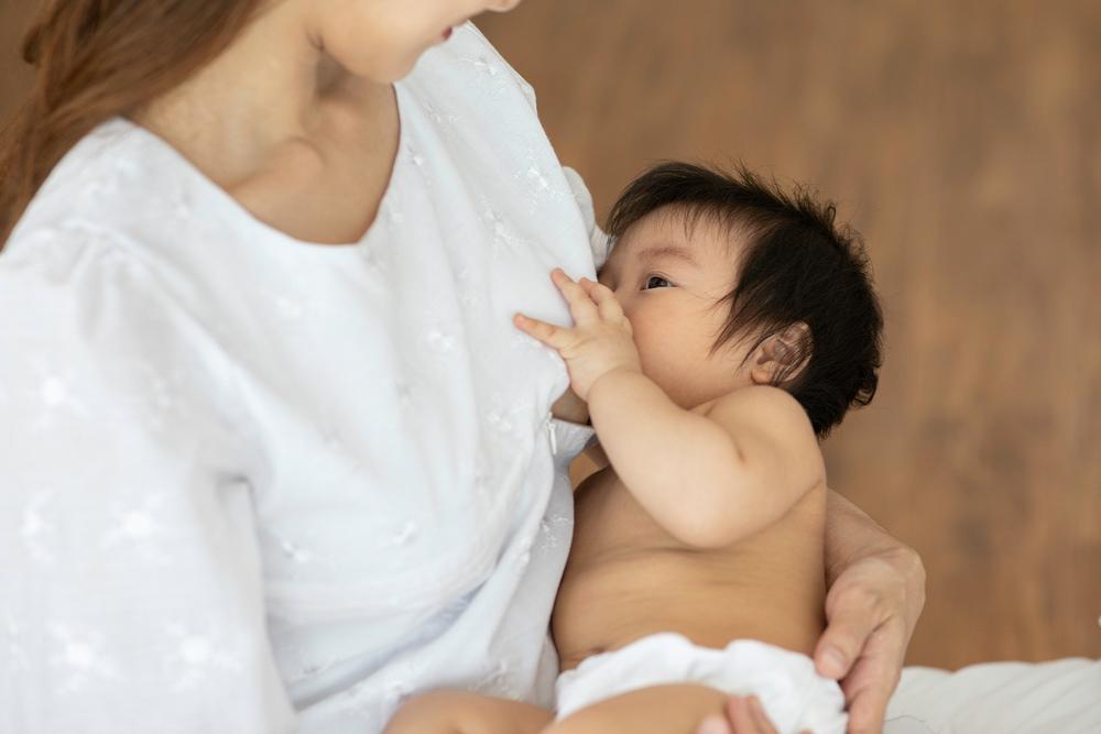 母乳保存冷凍or冷藏哪個好？退冰、加熱步驟做錯小心破壞營養素