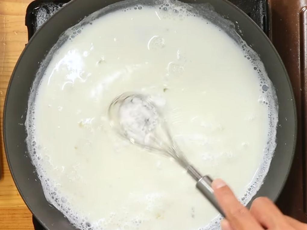 牛奶加熱至約80度,放入洋菜後關火拌勻使其融化。