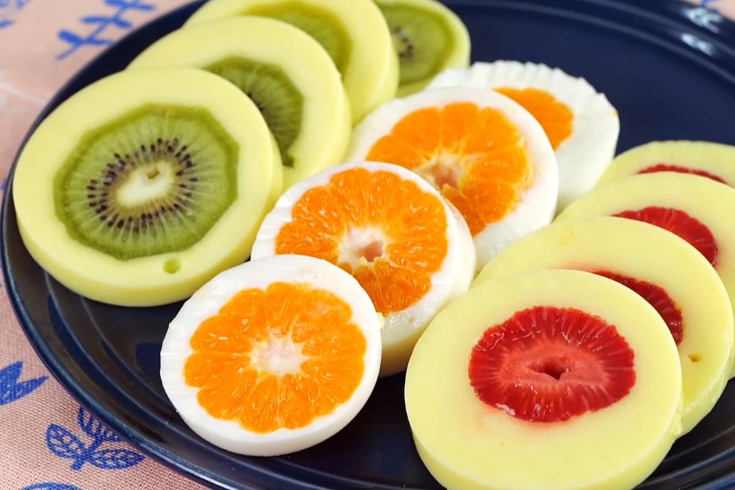 簡單３食材做「水果牛奶布丁」！一刀切下繽紛斷面超吸睛