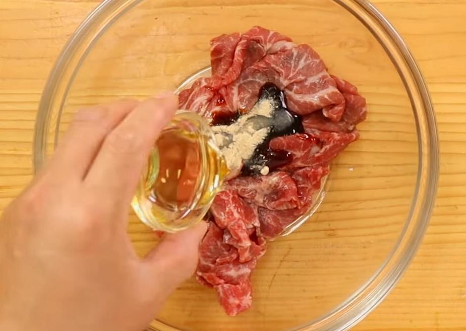 牛肉片與麻辣醬、蠔油、米酒、胡椒粉、香油抓醃，接著下太白粉抓勻備用。豆腐切成骨牌狀備用。