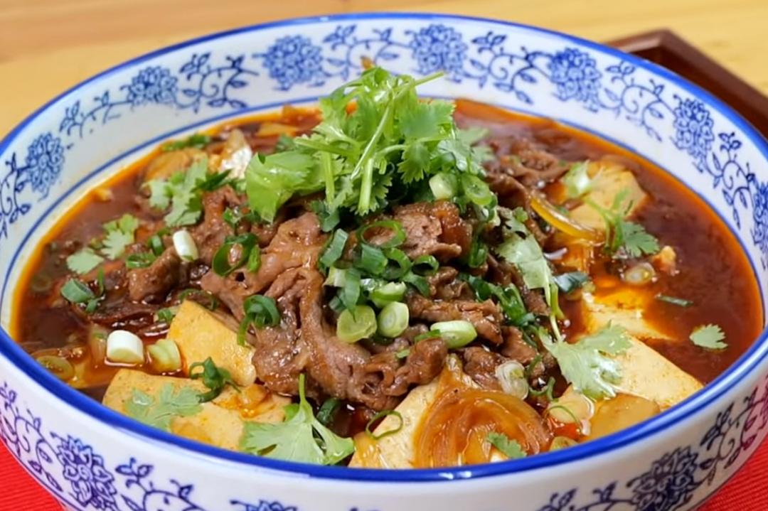 「麻辣牛肉豆腐煲」噴香帶勁又下飯！醃肉、烹煮一招保證軟嫩