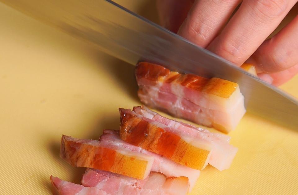 臘肉切細條備用。