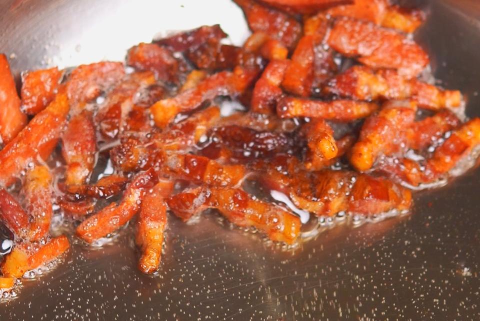 鍋中倒入橄欖油加熱，加入細臘肉條，以中火炒香至臘肉釋出油脂，呈微焦金黃色，分別瀝出臘肉與油備用。將烏龍麵汆燙後撈起備用。