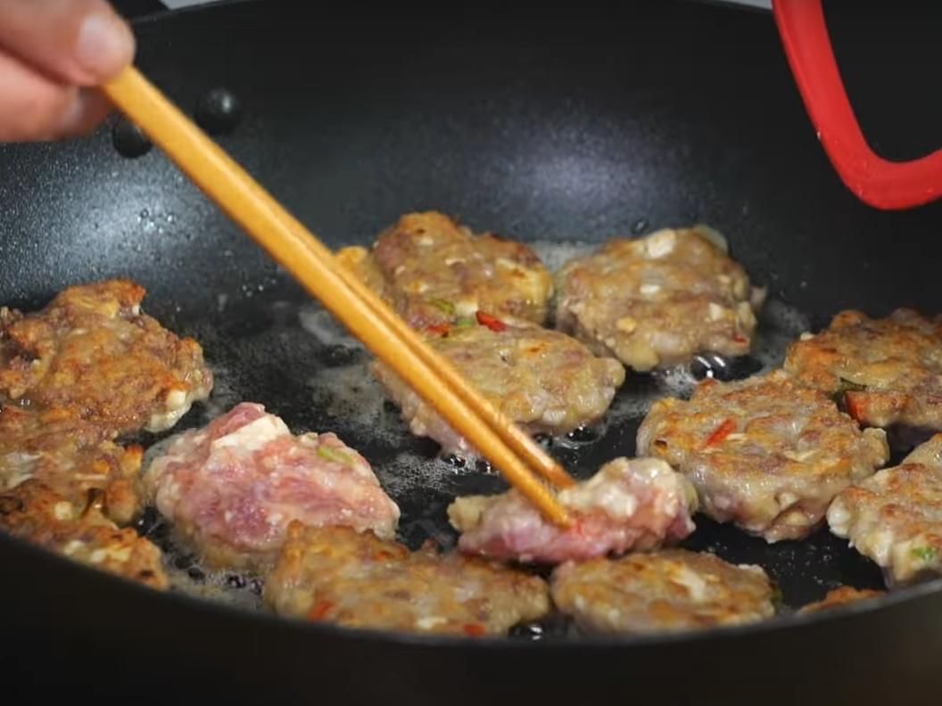 起油鍋，放入肉餅將兩面煎上色至熟後取出備用。