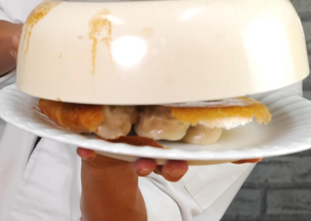 開蓋煎煮至水份蒸發，取平盤蓋在鍋上，翻轉輕搖讓煎餃落在盤子上，即可完美出爐。