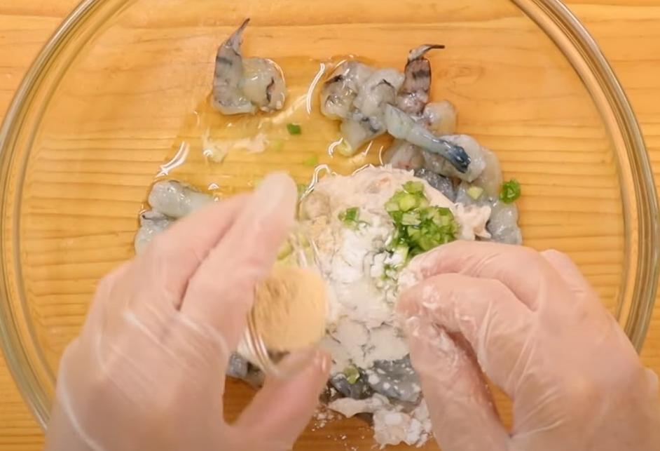 將蝦漿、蝦仁丁、蔥碎、薑泥、蛋清、玉米粉、鹽、白胡椒粉、香油、玉米粒、紅蘿蔔碎一起放入碗中，順時針方向攪拌至餡料變得有黏性，完成蝦漿餡。
