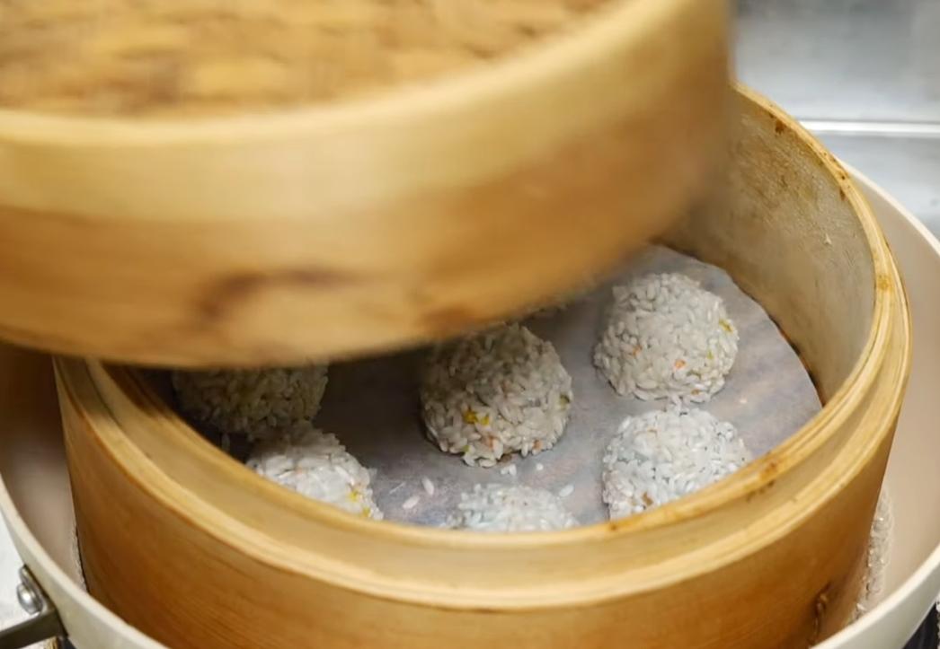 取空盤或蒸籠抹少許油（或鋪防沾紙）、放上糯米蝦球，大火蒸約15至20分鐘，直到糯米變透明，蝦球熟透即可取出。