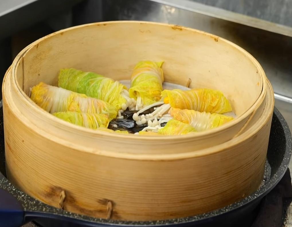 蝦捲放入蒸籠，以大火蒸10分鐘，將醬汁食材拌勻即可盛盤上桌，完成。
