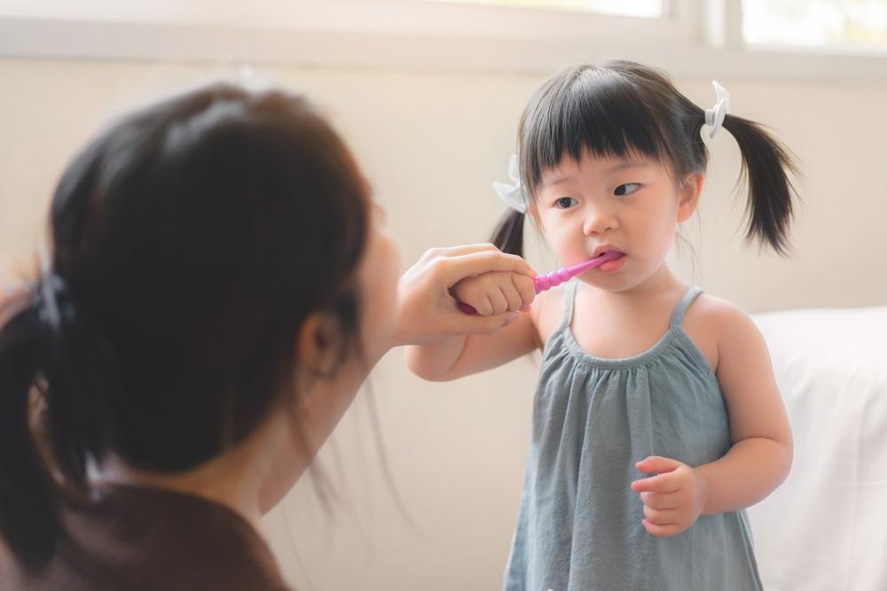 小孩用含氟牙膏會氟中毒？牙醫師破解迷思：擠牙膏要像米粒、豌豆