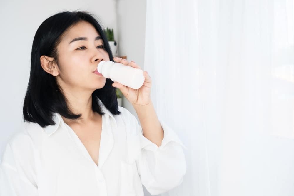 喝牛奶、豆漿不會生痰！營養師曝科學證據：喉嚨卡卡另有原因