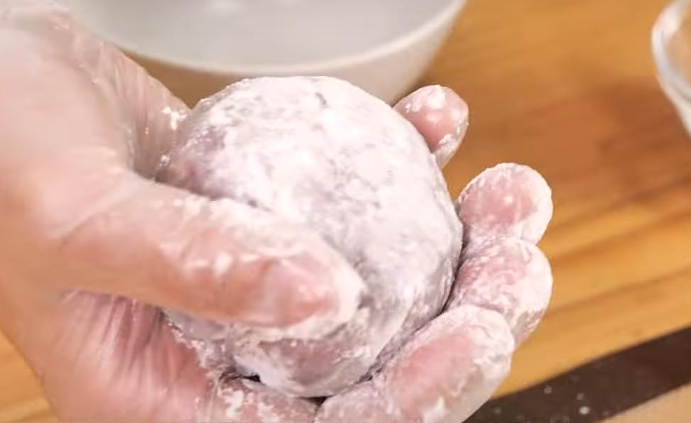 撒上適量熟玉米粉防止沾黏即完成。