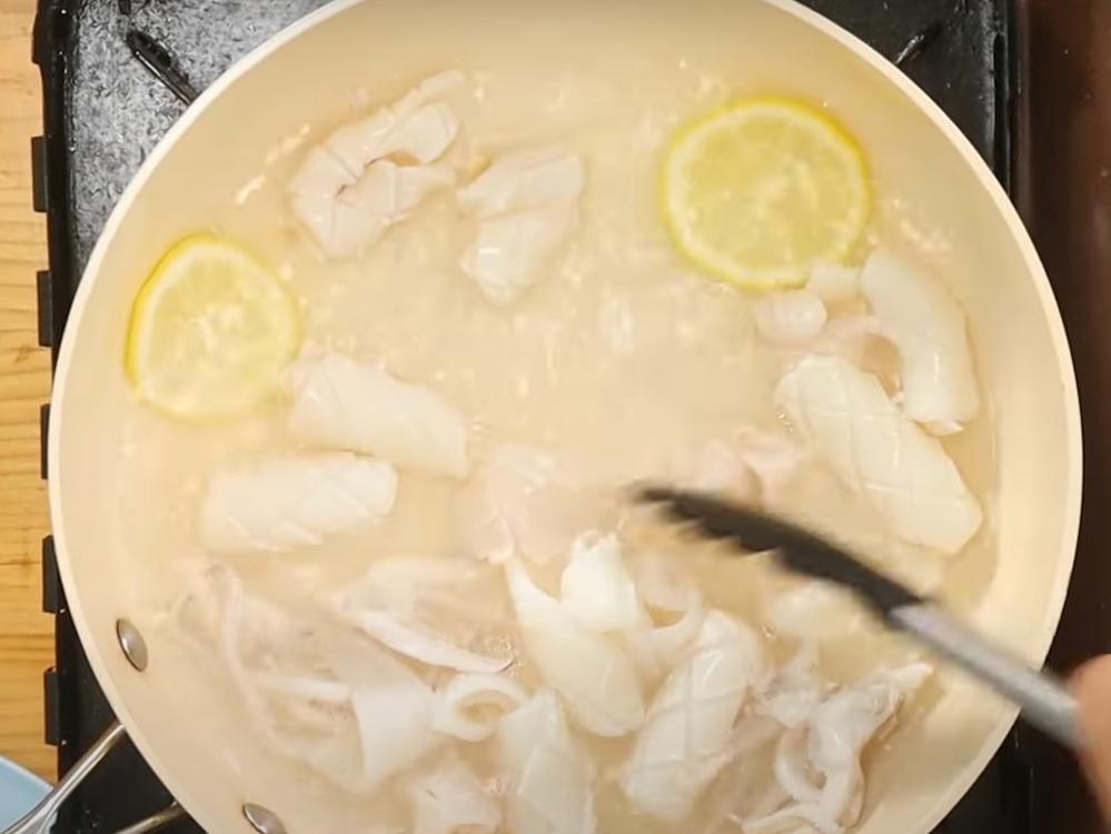 魷魚片放入加檸檬片的滾水汆燙40秒，取出冰鎮後瀝乾。