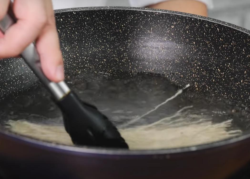 蕎麥麵放入滾水中，大火煮約4-5分鐘至熟取出，拌入紅蔥醬後散熱放涼。