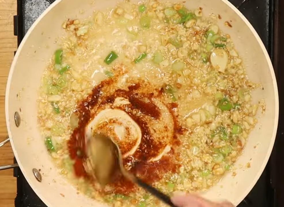 鍋中放入調味料中的香油，小火炒香蒜末至微微焦黃狀態後關火，趁熱加入芝麻、蔥、醋、糖、辣椒粉拌勻，再加入蠔油、醬油拌勻即完成醬汁。