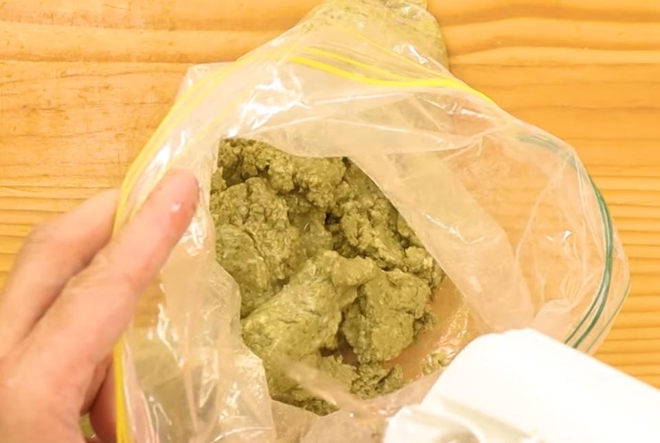 準備一個夾鏈袋將豆腐、糯米粉、抹茶粉、糖放進袋子，按壓直到均勻成團。