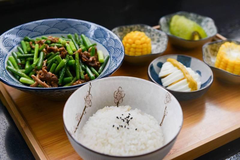 怎麼吃才均衡？國健署示範「６種搭配法」早午晚餐外食也輕鬆達標