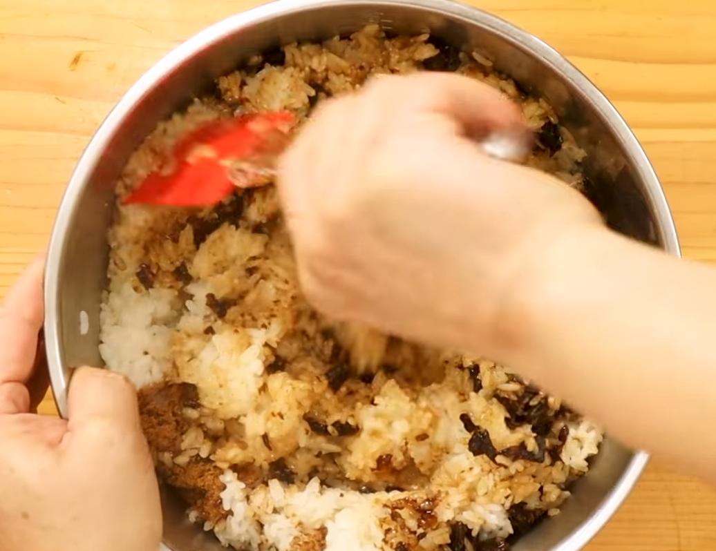 蒸好的糯米飯趁熱倒入泡軟的桂圓肉和黑糖，快速攪拌均勻，加入沙拉油拌勻。