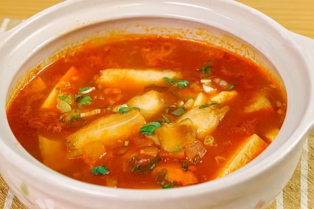 魚湯這樣煮更好喝！豆腐魚片鮮嫩不破、番茄湯頭酸甜開胃