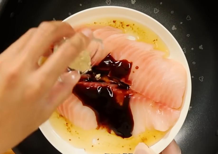 將雕魚肉片洗淨瀝乾，切成薄片，用醬油膏、胡椒、米酒、太白粉、香油抓勻醃15分鐘。番茄底部劃十字，倒入滾水去皮洗淨切塊備用。