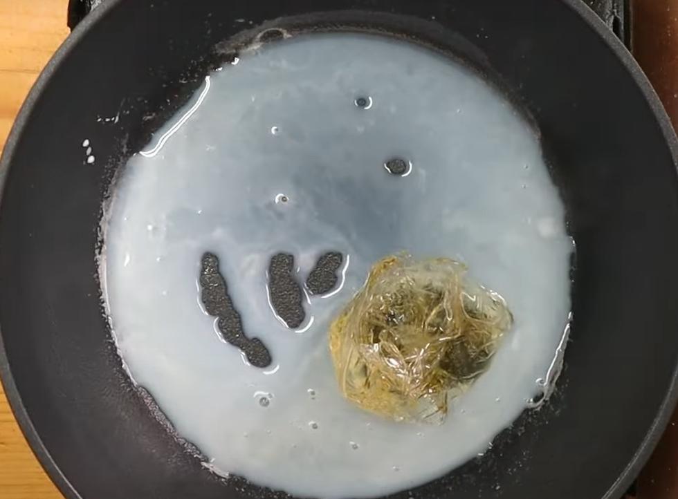 熱鍋加入牛奶、糖，小火煮至糖融化，關火放入泡軟的吉利丁片攪拌至融化，再拌入綠豆泥攪拌均勻。