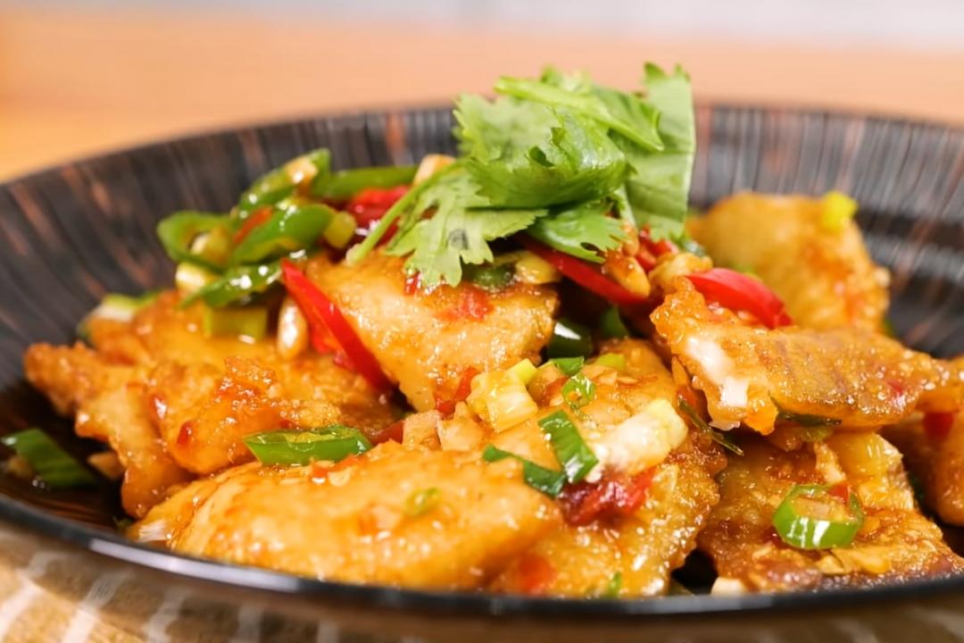熱炒店「蒜香魚片」下飯配酒都開胃！酥脆鮮嫩做法必學
