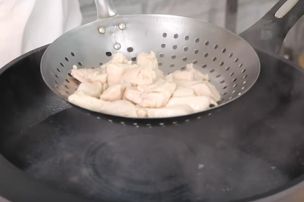 煮一鍋滾水，放入醃好的雞胸肉汆煮約2-3分鐘，撈起放涼備用。