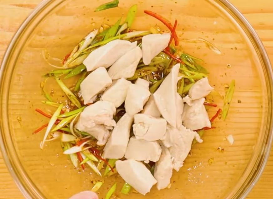 最後放入雞胸肉趁熱拌勻，盛盤後撒上芝麻即完成。