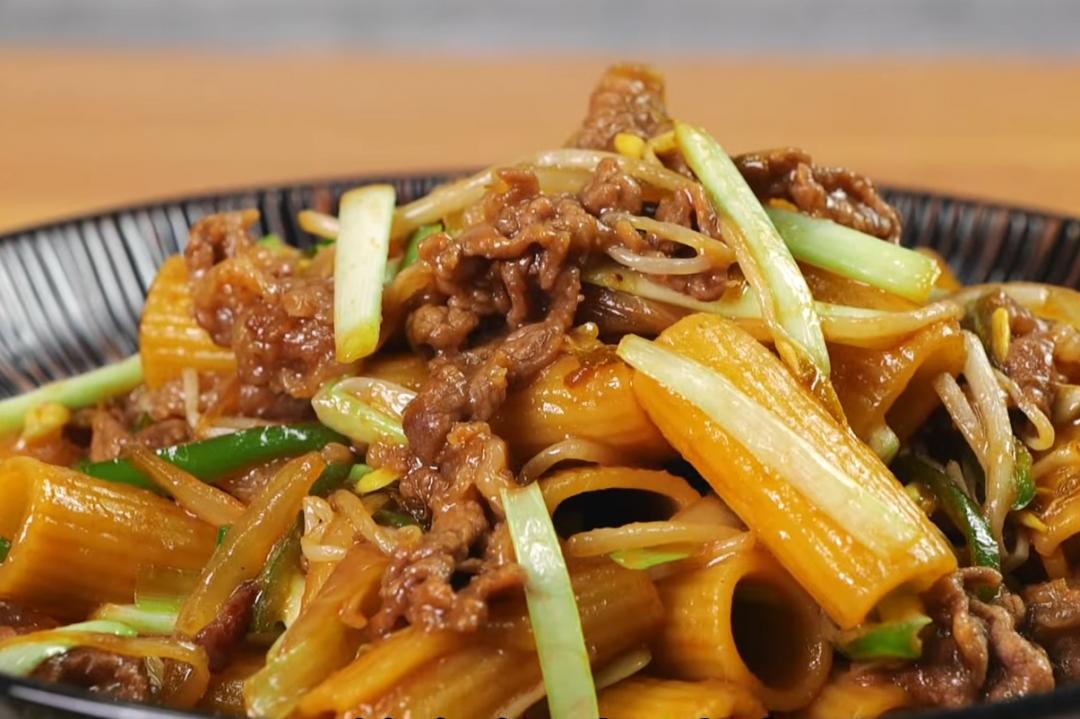 乾炒牛河升級通心粉！港式滑嫩牛肉混搭義大利麵更有口感嚼勁