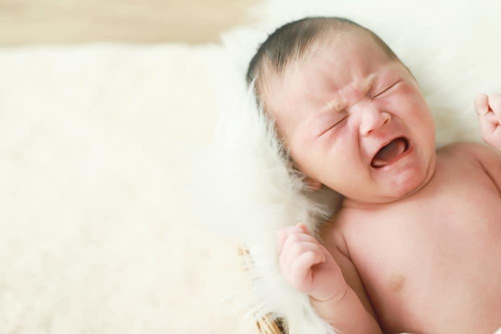便秘多吃蔬果、多喝水就好？嬰幼兒便秘怎麼辦？醫曝改善撇步