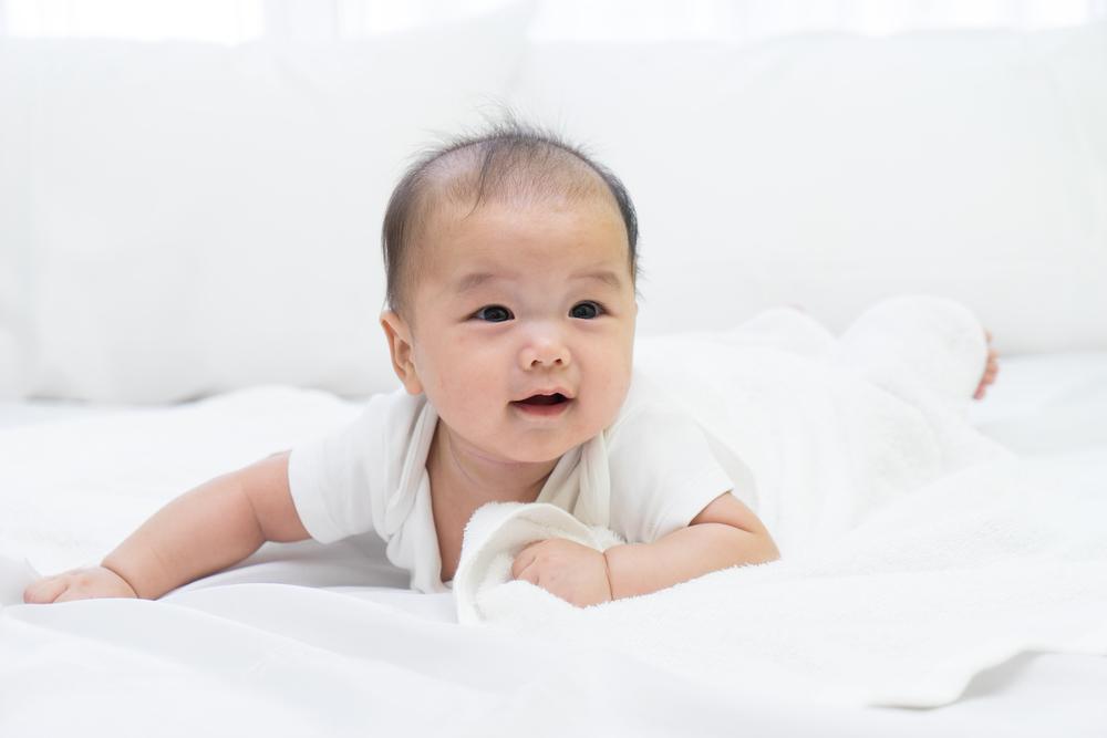 便秘多吃蔬果、多喝水就好？嬰幼兒便秘怎麼辦？醫曝改善撇步