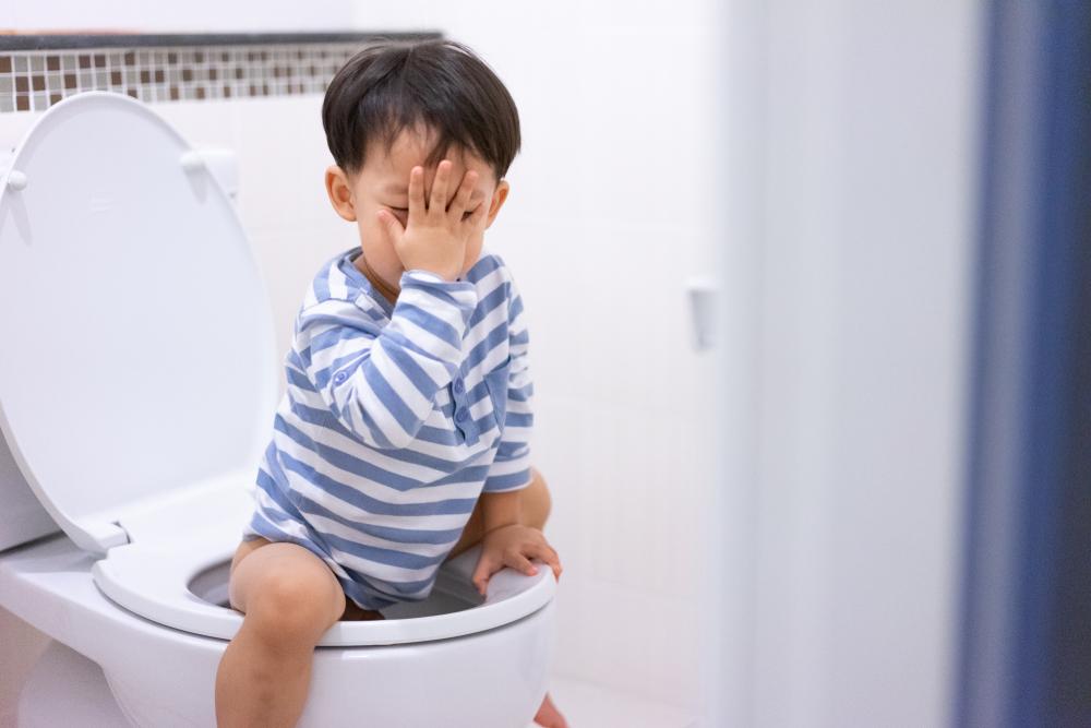 便秘多吃蔬果、多喝水就好？嬰幼兒便秘怎麼辦？醫曝改善撇步
