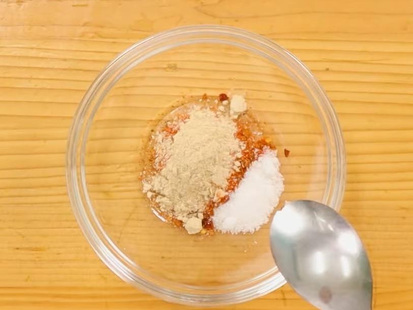 取沾粉材料拌勻，依個人喜好撒適量在炸好的雞翅上，若上桌搭配沾粉亦可，完成。