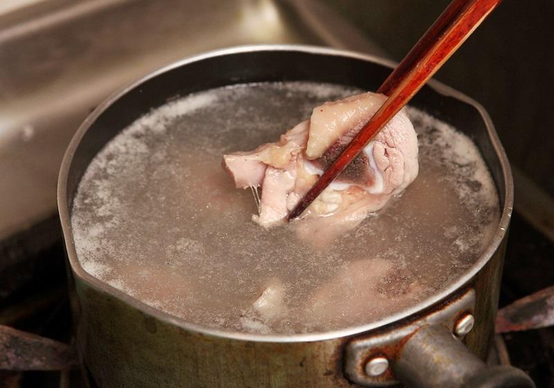 生肉買回家要洗嗎？用滾水汆燙是錯的！專家教正確去血水除腥味
