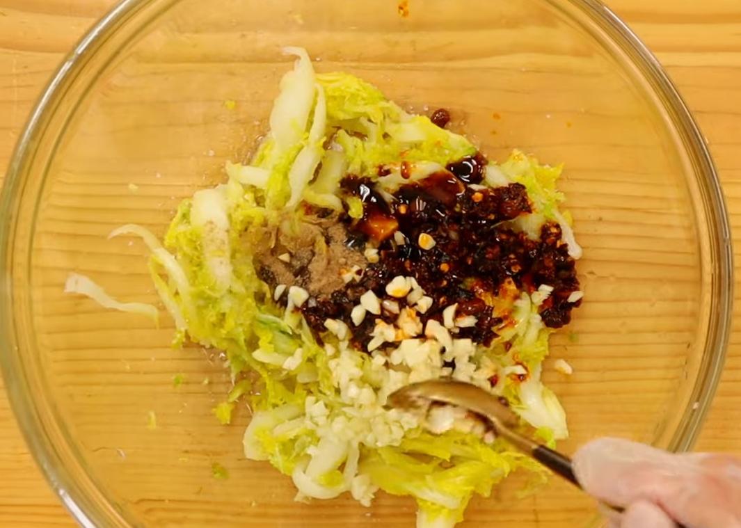 加入糖、白醋、蠔油、老乾媽、蒜末、花椒粉、辣椒拌勻，最後加入芝麻、香菜即可上桌。