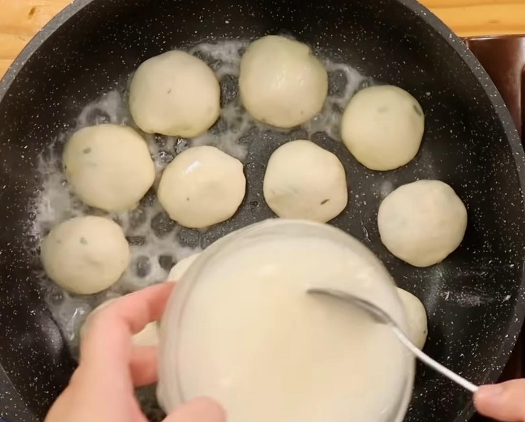 平底鍋加油，將生煎封口朝下放入鍋內，加入麵粉水浸至包子1/3高度，撒上黑芝麻後蓋上鍋蓋，以中小火煎煮8至10分鐘至水收乾。