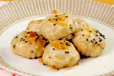 冷凍蔥油餅升級「一口生煎包」！免揉麵團偷吃步做爆汁中式點心