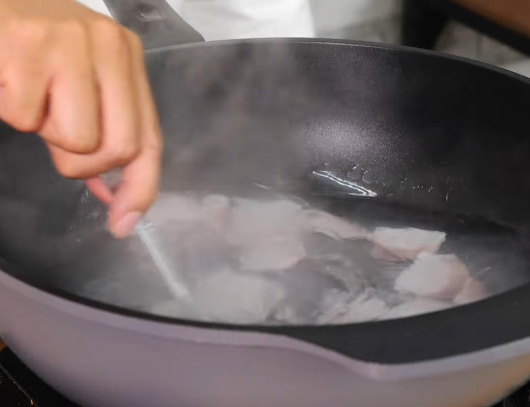 將魚切小片入滾水煮熟後起鍋瀝乾。西瓜切成小塊後放冷藏備用。