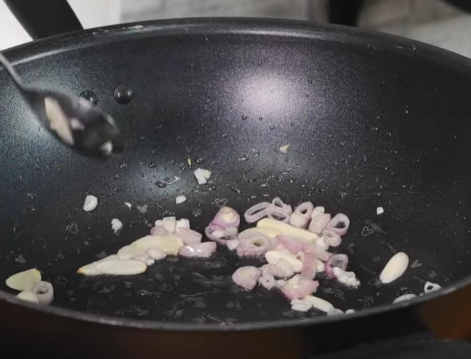 熱鍋，下少許油煸炒蒜片及紅蔥片。