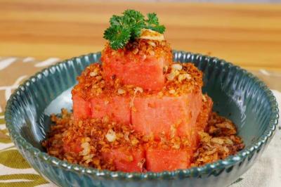 泰國皇室料理「魚鬆西瓜沙拉」意外超搭！教你炒出金黃鹹香魚鬆