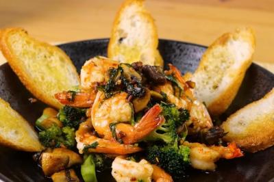 西班牙下酒小菜「橄欖油蒜辣蝦」！一鍋到底完成麵包殺手