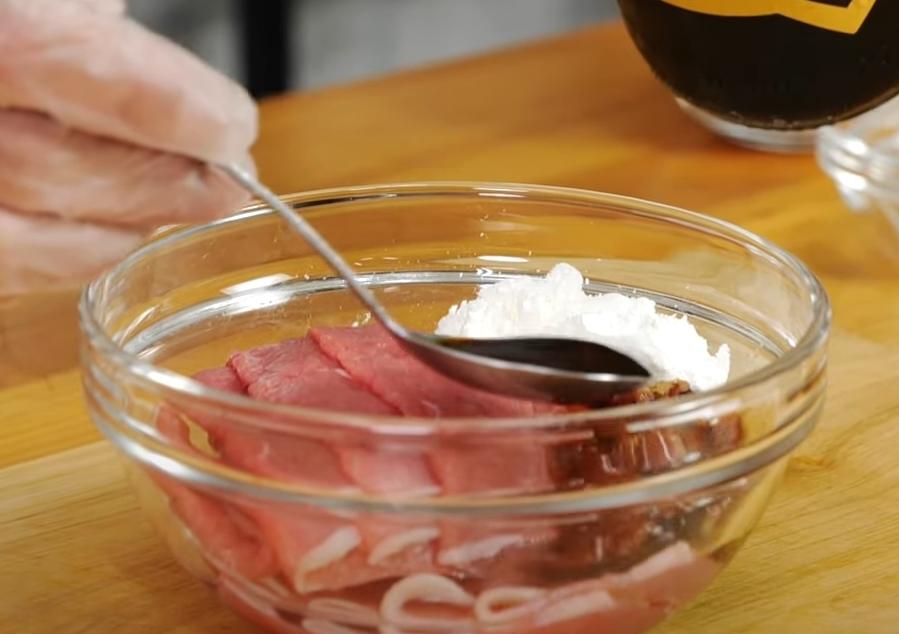 牛肉片用醃料抓醃靜置備用。