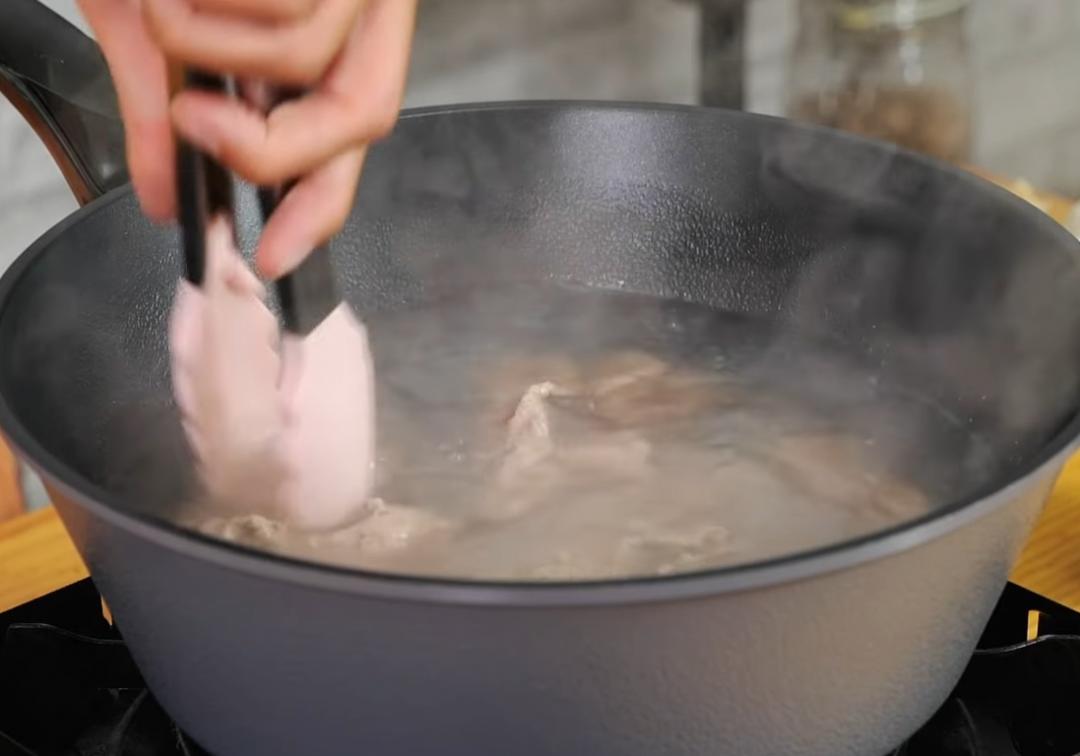 煮一鍋滾水，轉小火，將醃好的牛肉片放入汆燙至變色，撈起後泡入冰水中冰鎮，再撈起瀝乾。