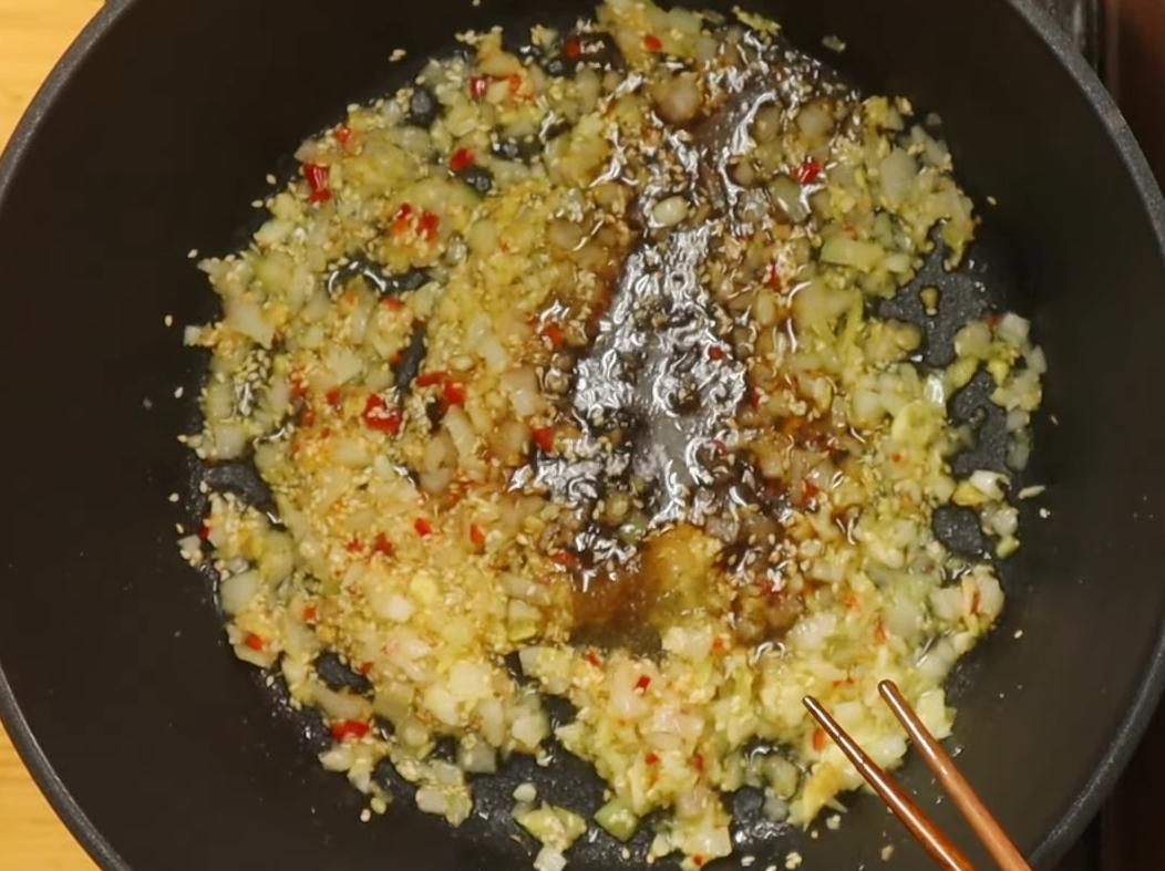 熱油鍋，關火放入所有辛香料、白芝麻用餘溫炒出香氣，再放入調味料拌勻，牛肉片、醃黃瓜盛盤，倒上醬汁拌勻即可享用。