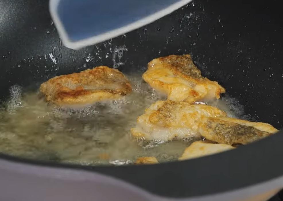 以略多的油熱鍋，將魚片放入鍋中煎至兩面金黃上色取出備用。