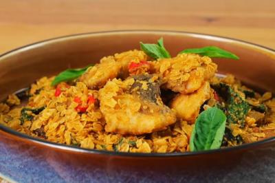 一鍋到底做星馬美食「咖哩麥片魚」！外酥裡嫩、脆香下飯快炒上桌