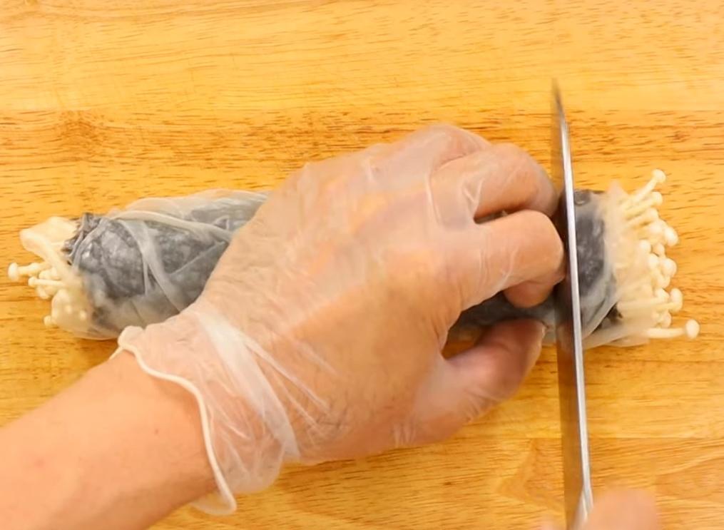 越南春捲皮兩面泡水約30秒,微濕變軟後將海苔捲包捲起來(可依喜好包2片),接著切成2.5公分寬的段狀。