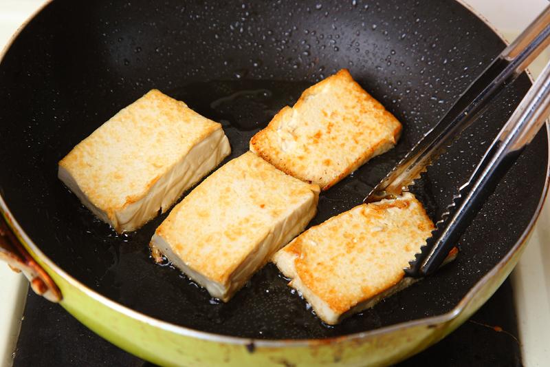 煎豆腐不沾鍋不破皮必學６秘訣！加鹽出水、搖一搖輕鬆出鍋