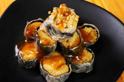 越南米紙做減醣蔬食「金針菇海苔捲」！搭酸甜醬汁低熱量又開胃