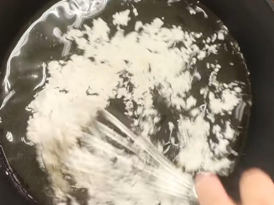 取平底鍋或可油炸用的小湯鍋，倒入1公分高的油，加入太白粉、低筋麵粉攪拌至無顆粒，中小火加熱至表面出現小氣泡。